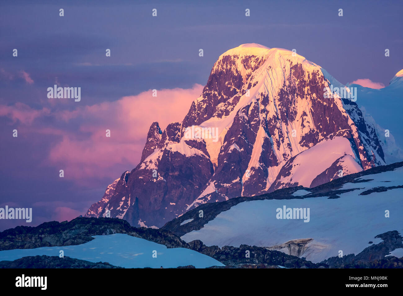 Der Begrüßungsbildschirm von Farben in den Sonnenaufgang Sonnenuntergang Himmel über der Antarktis Mountain Range. Diese spektakuläre Bild wurde während der extreme Expedition zu t Stockfoto