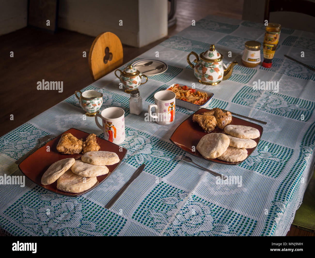Einfache, traditionelle Frühstück mit Huhn und Brot auf dem Tisch in Old Lodge Stockfoto