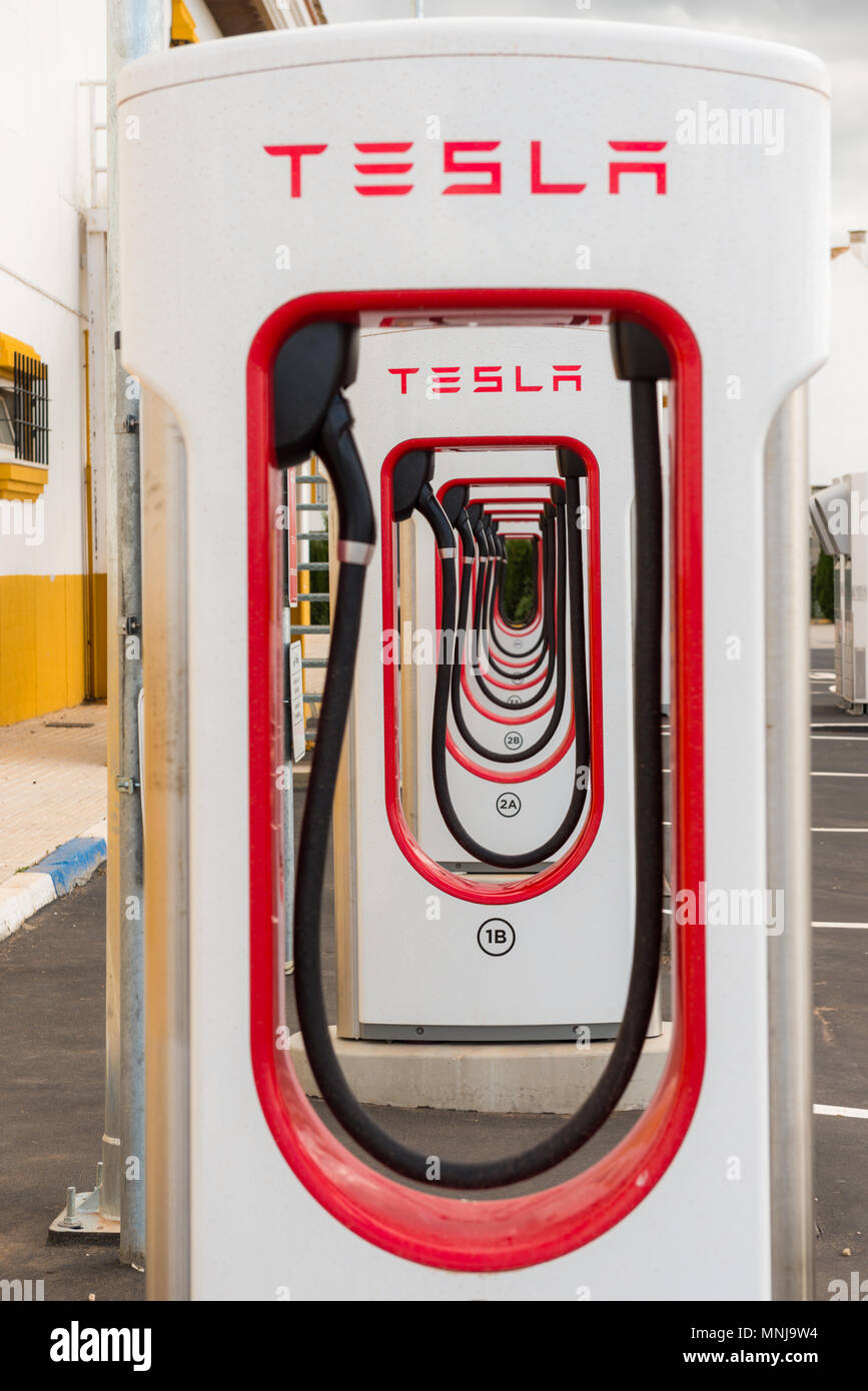 Details einer Tesla electric Supercharger stand an einer Tankstelle in Spanien Stockfoto