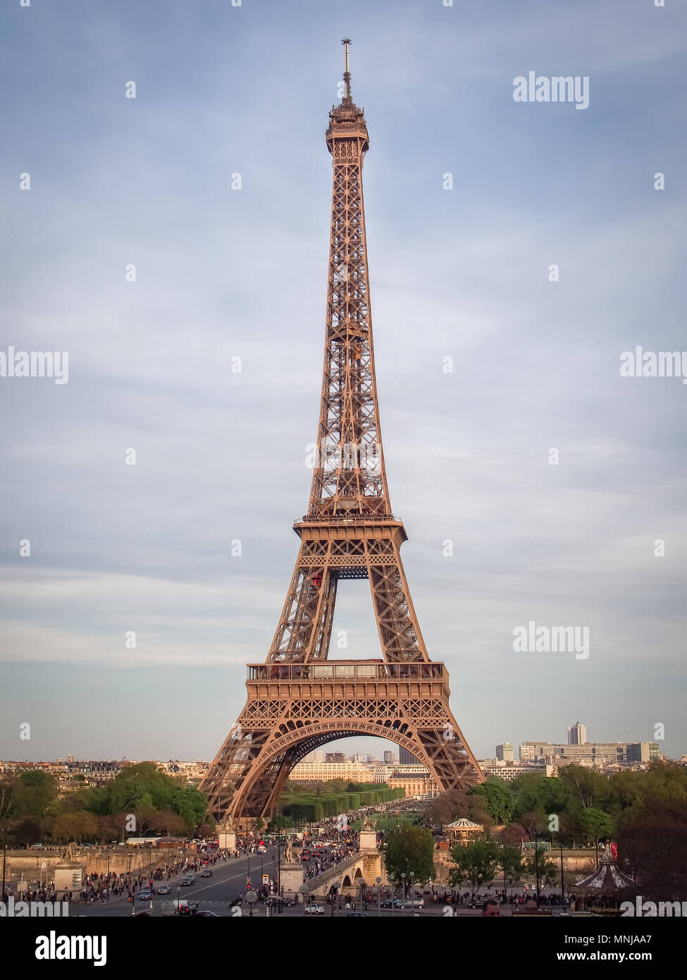 Blick auf den Eiffelturm von der Place du Trocadero (Paris, Frankreich) in der Dämmerung der Zeit Stockfoto