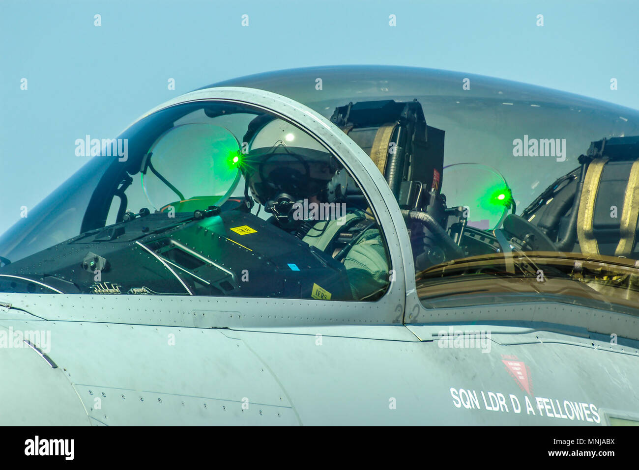 Fighter Pilot. Royal Air Force RAF Eurofighter Typhoon Pilot mit grünem Licht Effekte aus dem Head-Up Display hud Glas. Kabinenhaube. Flugzeug Stockfoto