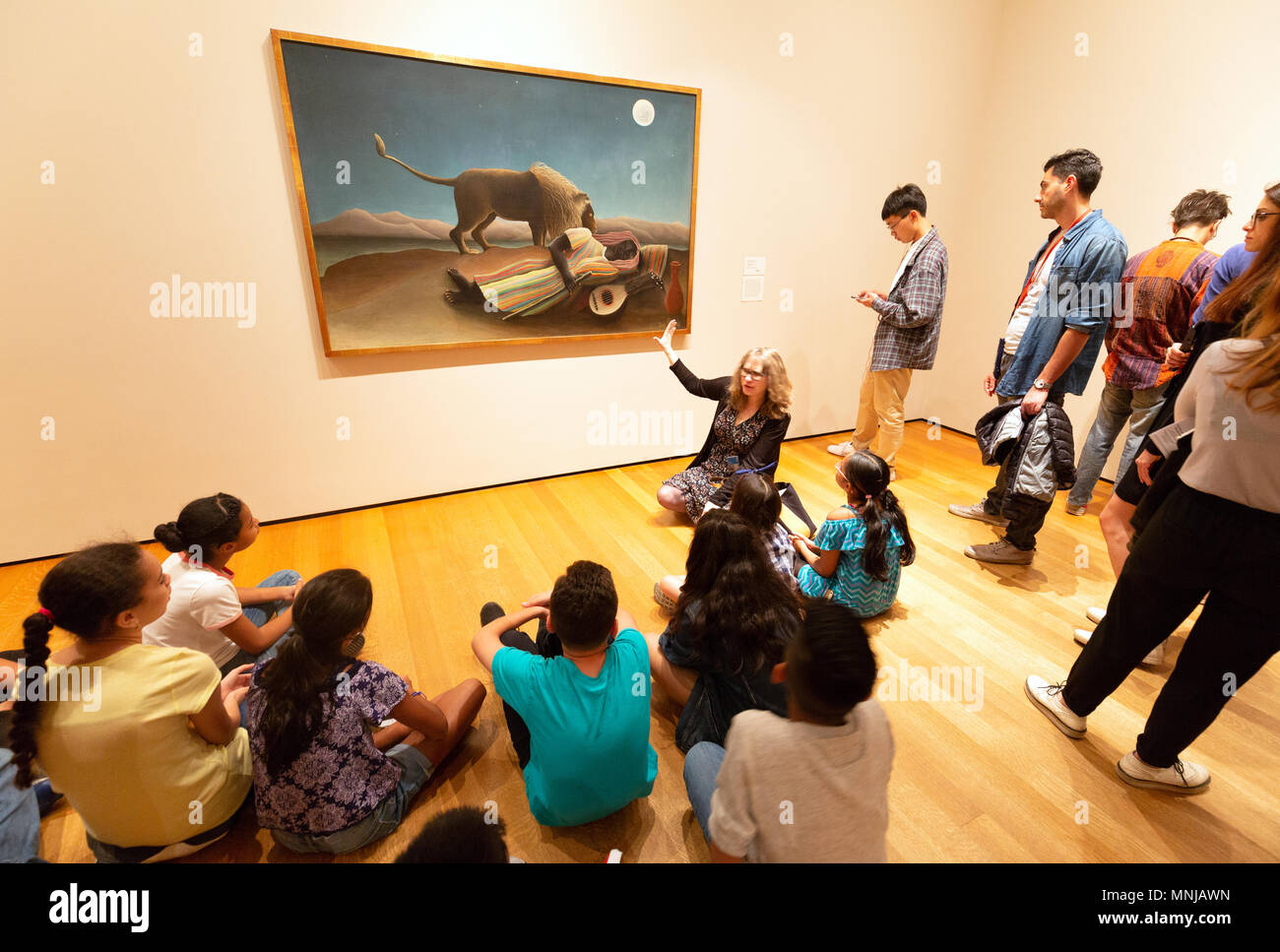 Kunstlehrerin, die Kindern über moderne Kunst MoMA (Museum für Moderne Kunst), New York City, USA Stockfoto