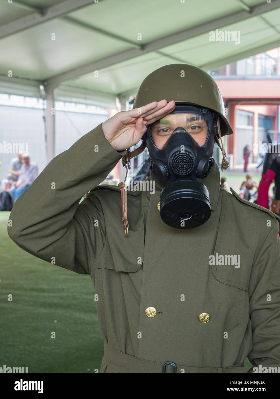 Militärische grüßen mit Gasen Maske Stockfoto