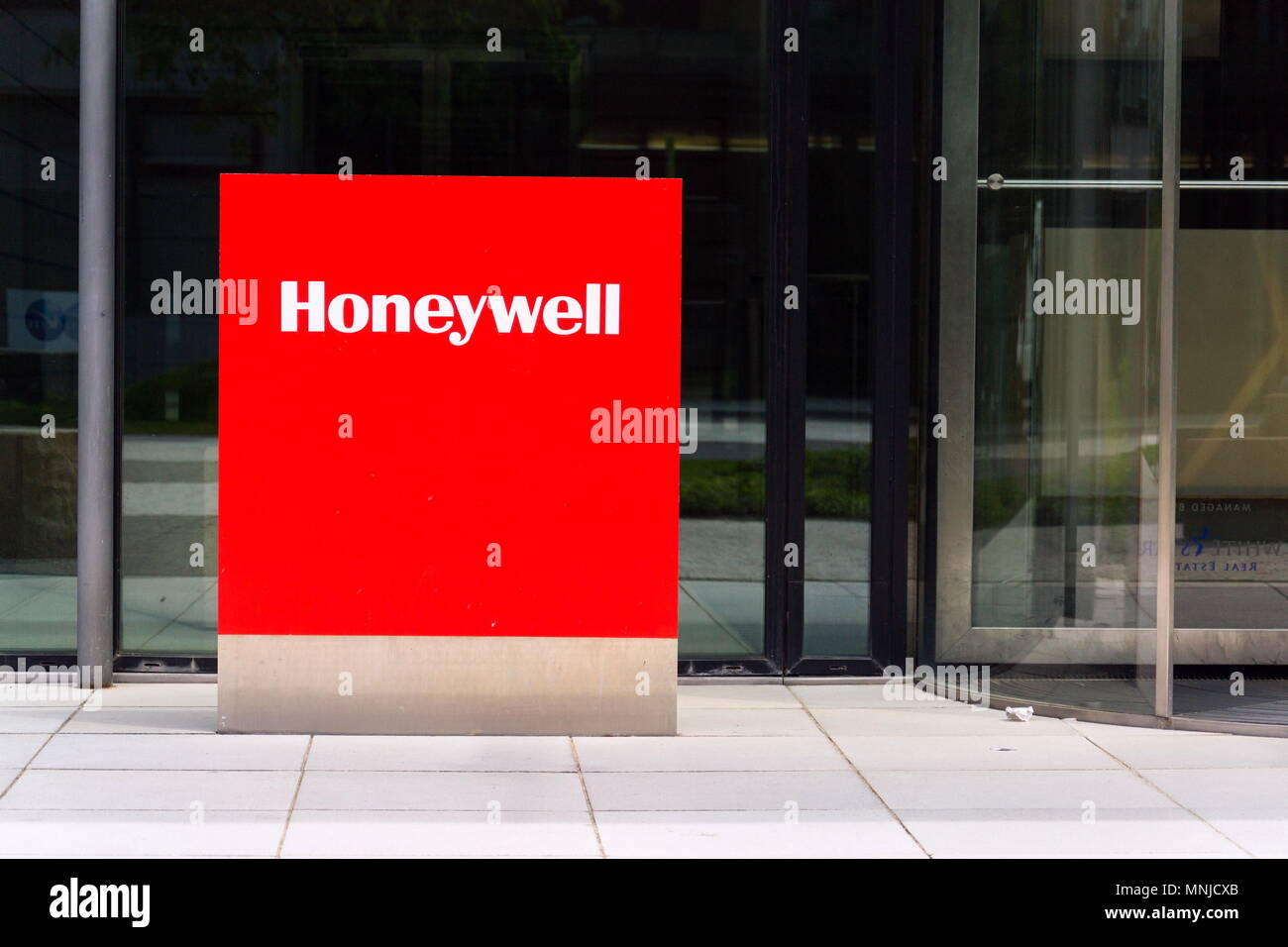 Prag, tschechische Republik - 10. MAI 2018: Honeywell Firmenlogo auf Hauptquartier am 10. Mai 2018 in Prag, Tschechische Republik. Stockfoto