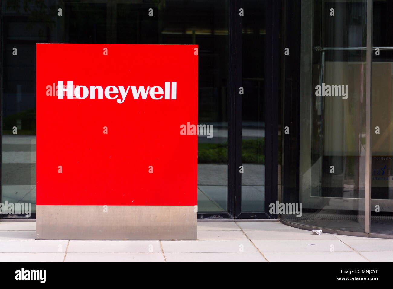 Prag, tschechische Republik - 10. MAI 2018: Honeywell Firmenlogo auf Hauptquartier am 10. Mai 2018 in Prag, Tschechische Republik. Stockfoto