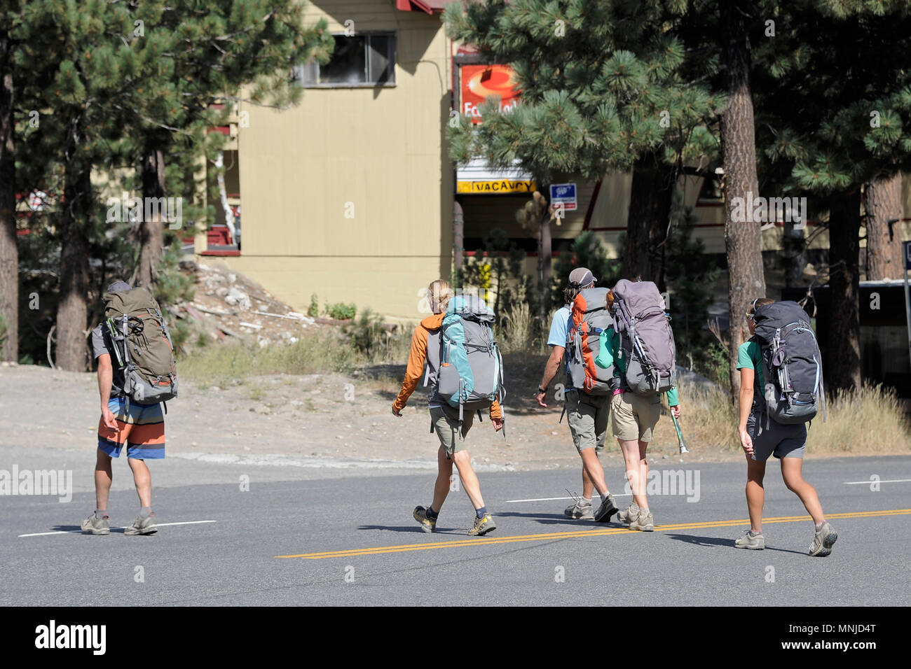 Backpackers in der Stadt von Mammoth Lakes auf Trek von Sierra Hohe Weg in Kalifornien, USA Stockfoto