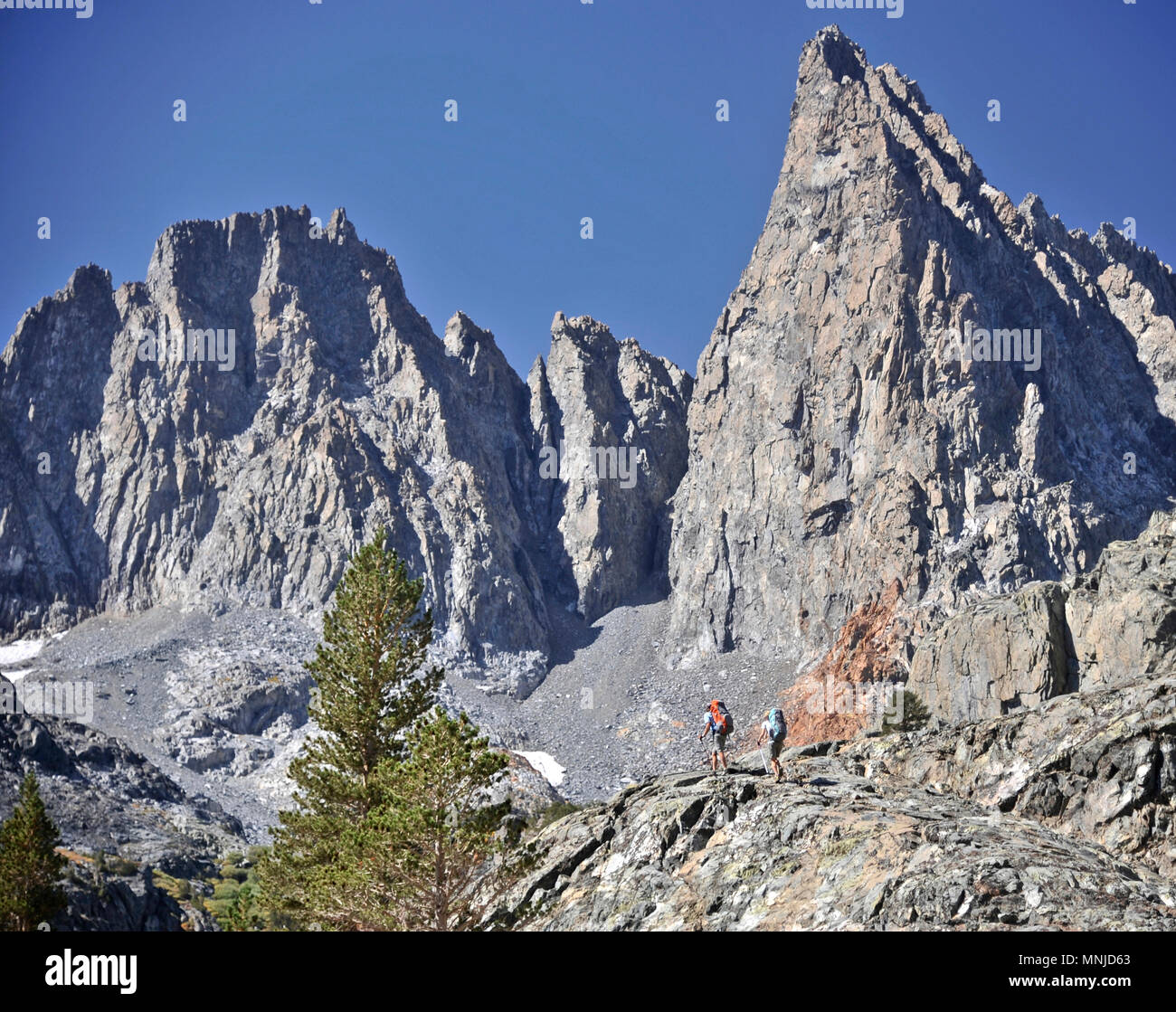 Backpackers Wandern rund um Minarett See auf zwei-wöchigen Trek von Sierra Hohe Weg in Minarette Wüste, Inyo National Forest, Kalifornien, USA Stockfoto