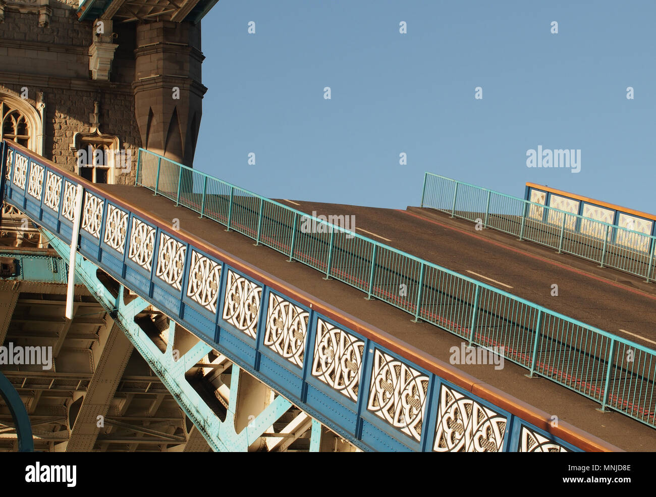 Ein Blick auf die Straße von der Tower Bridge, London vom Bürgersteig auf der Brücke, die die Lücke zwischen den zwei Abschnitte der Straße Stockfoto