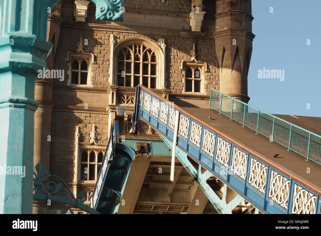 Ein Blick auf die Straße von der Tower Bridge, London vom Bürgersteig auf der Brücke, die die Lücke zwischen den zwei Abschnitte der Straße Stockfoto