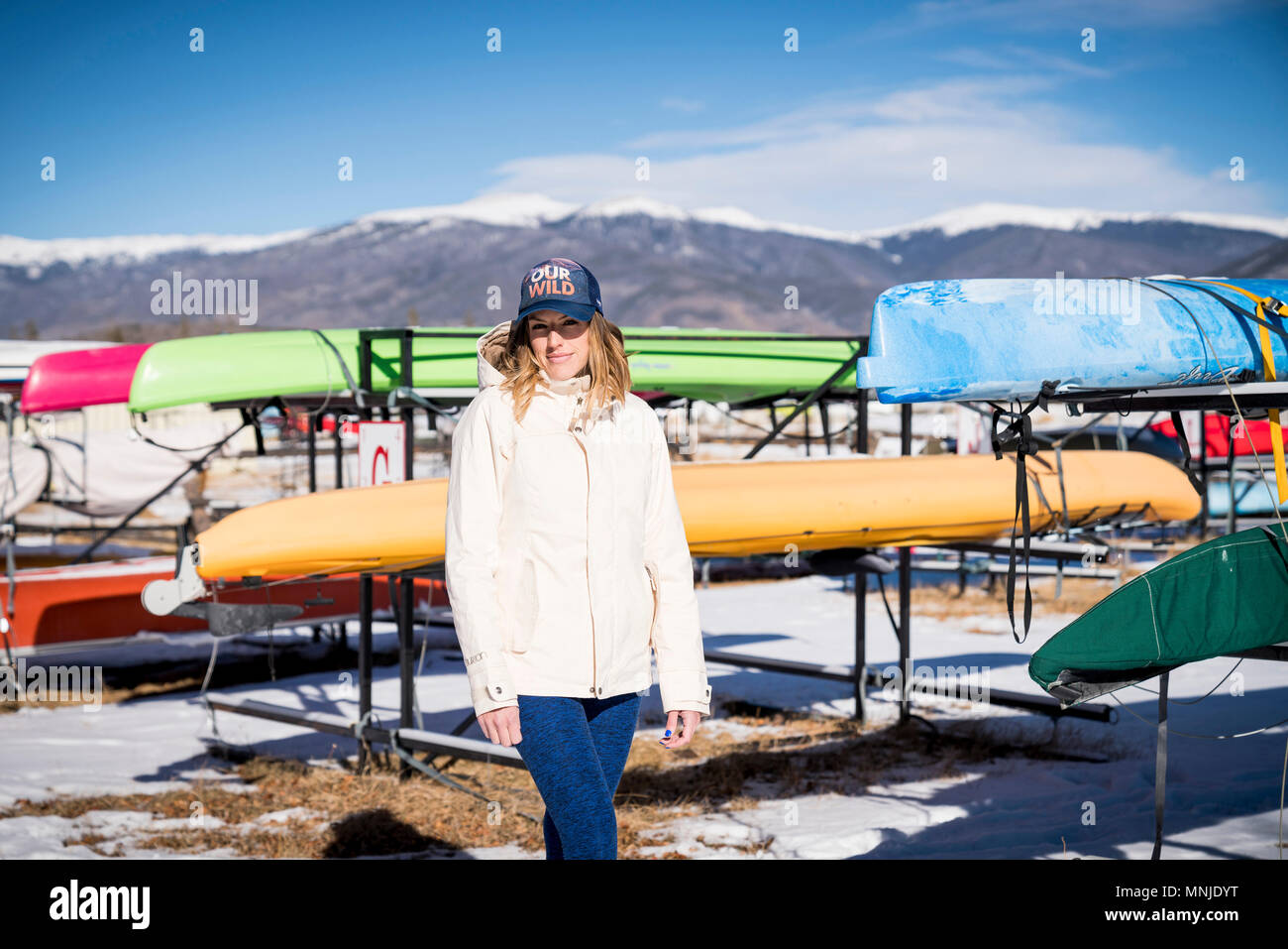Junge Frau, die in Schnee am Kanu Dock in Frisco, Colorado, USA Stockfoto