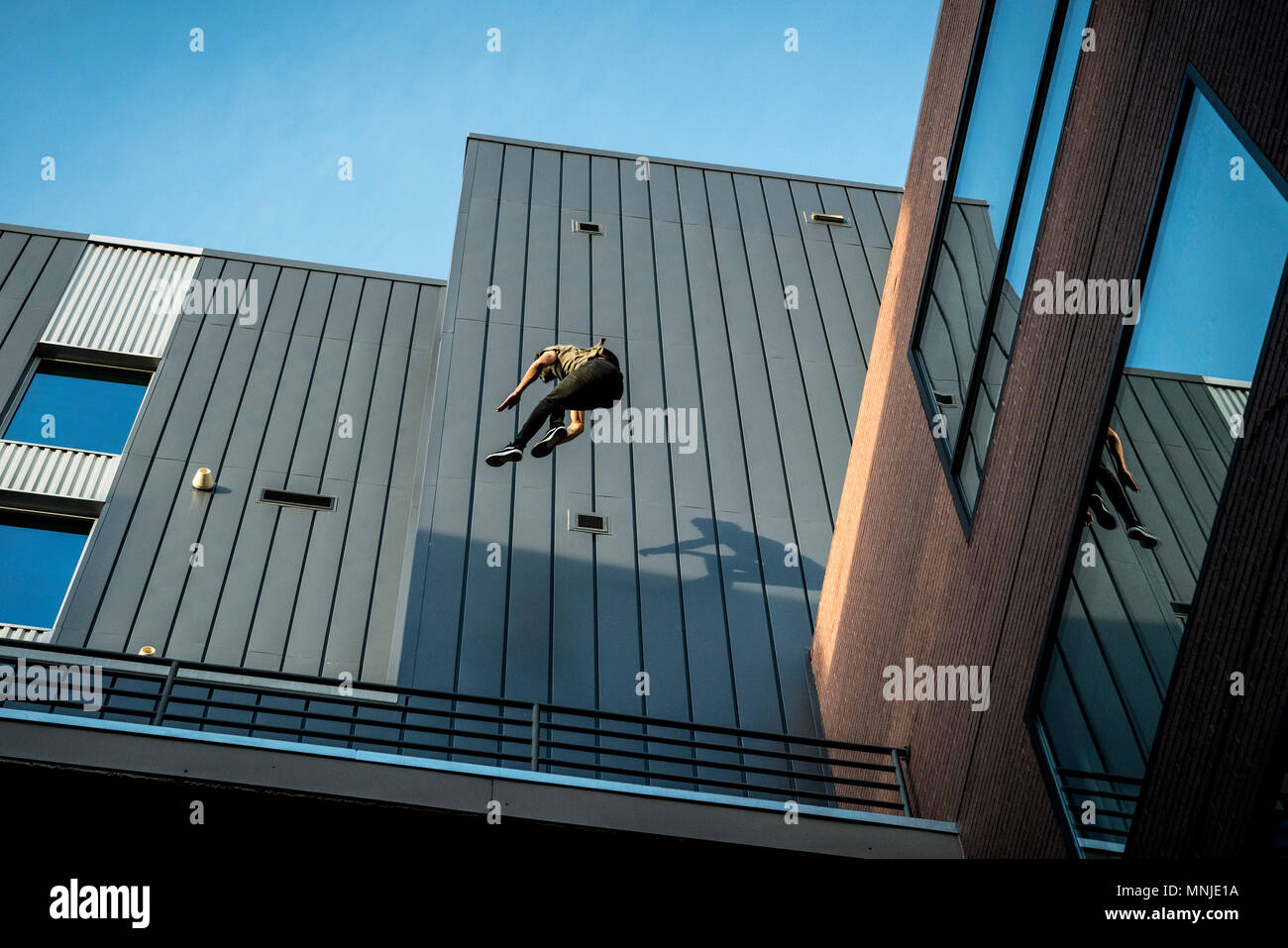 Männliche park Athleten von einem Dach zum anderen springen in der Innenstadt von Denver, Colorado, USA Stockfoto