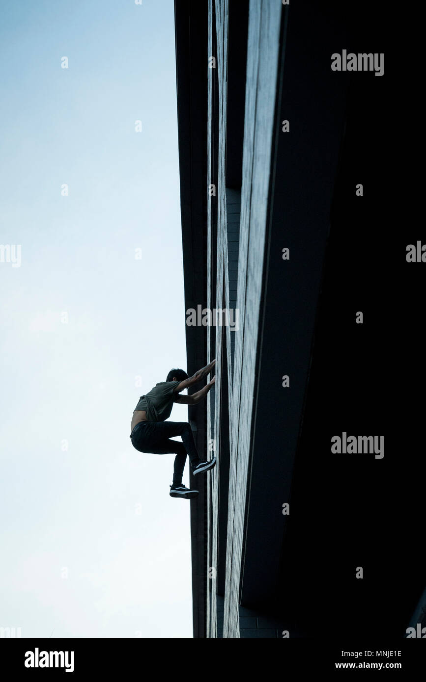Männliche park Athlet senkt off-Seite von Gebäude in der Innenstadt von Denver, Colorado, USA Stockfoto