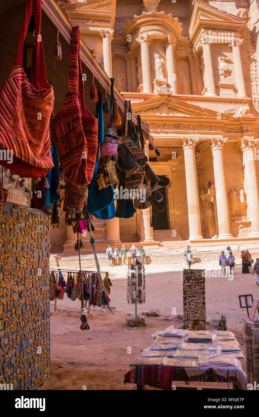 Marktstand mit Souvenirs auf Al-Khazneh (das Finanzministerium), Petra, Wadi Musa, Maan Governorate, Jordanien Stockfoto