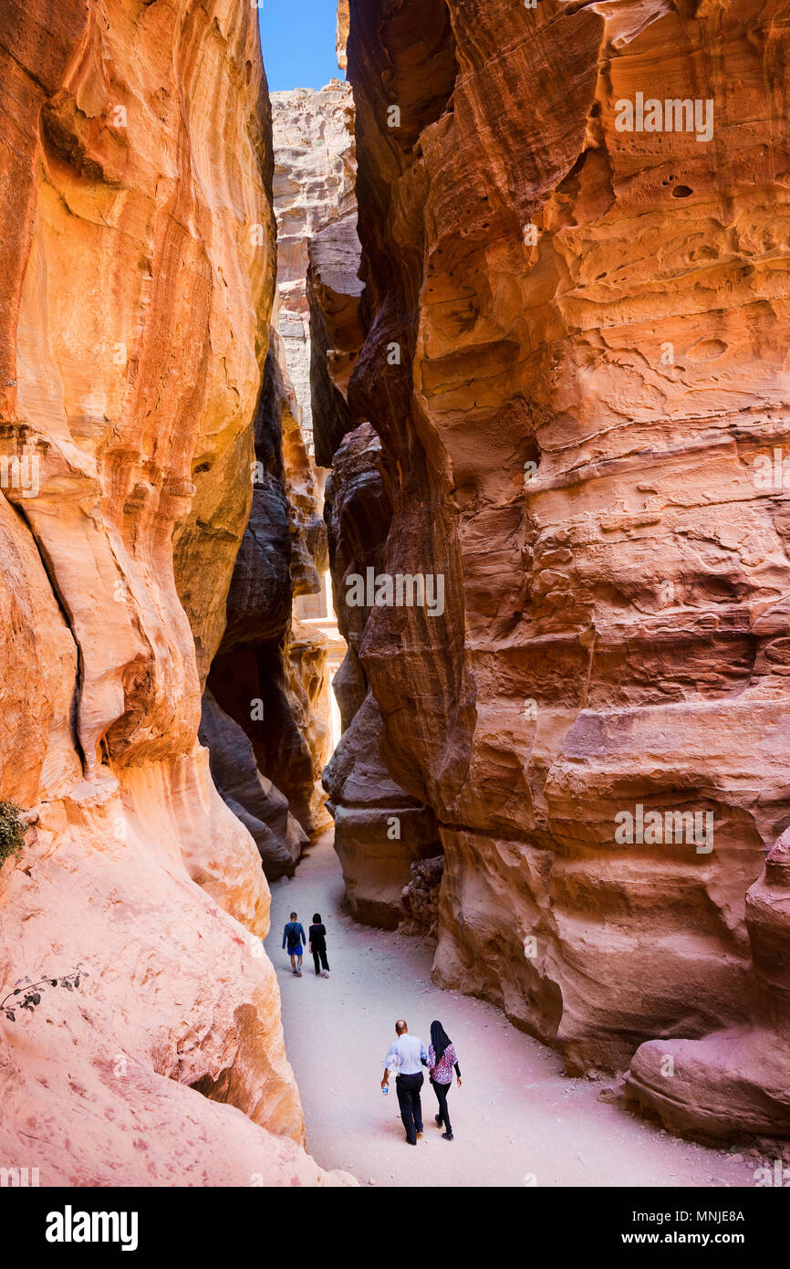 Touristen zu Fuß durch Al Siq Schlucht in Petra, Wadi Musa, Maan Governorate, Jordanien Stockfoto