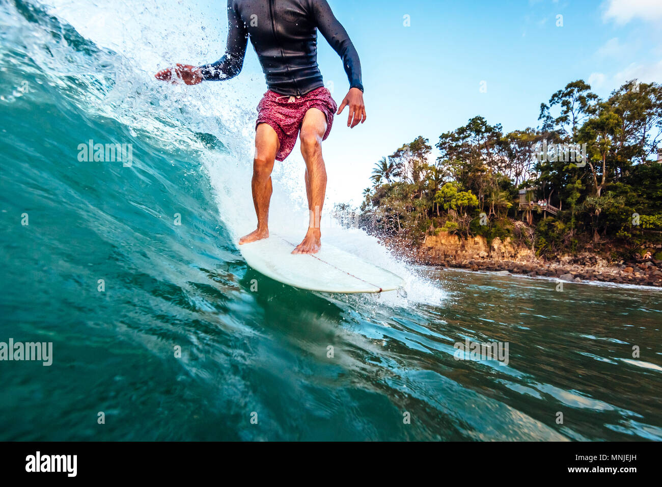 Ein Mann ist ein Longboard Surfen auf einer Welle am ersten Punkt Noosa Heads Stockfotografie - Alamy