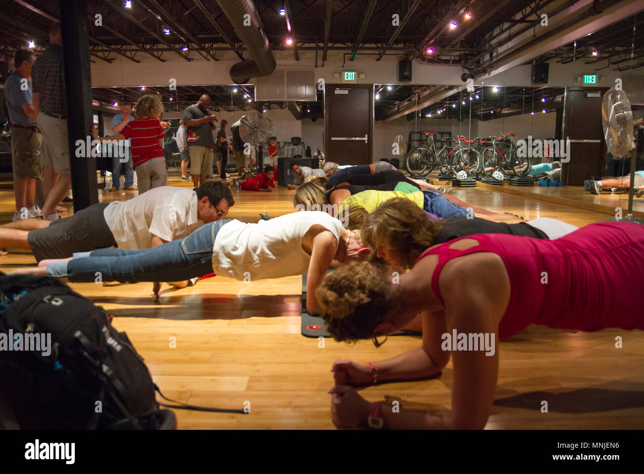 Gruppe von Menschen holding Planke in Unterstützung des Menschenhandels Bewusstsein, Edina, Minnesota, USA Stockfoto