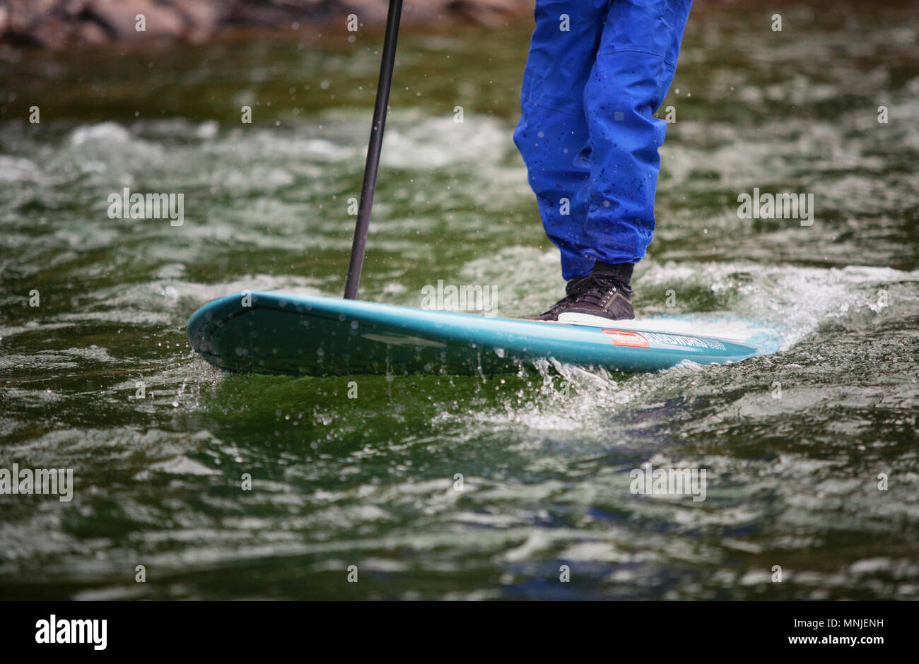 Niedrige Abschnitt des Menschen paddleboarding am Snake River, Jackson Hole, Wyoming, USA Stockfoto