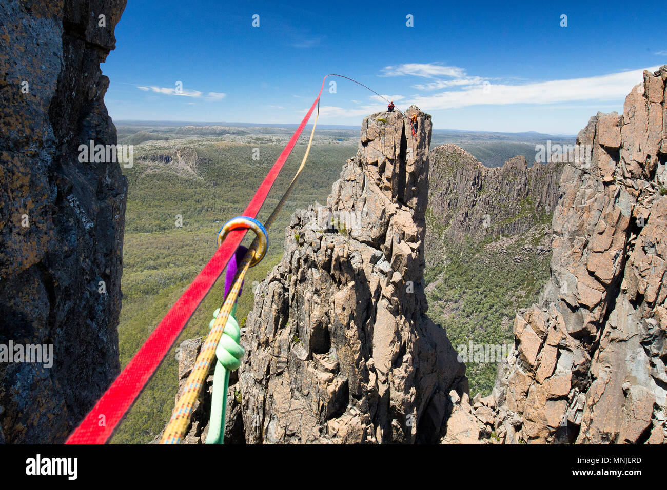 Zwei junge Kletterer Takelage bis Highline zwischen zwei hohen Felsen, Tasmanien, Australien Stockfoto