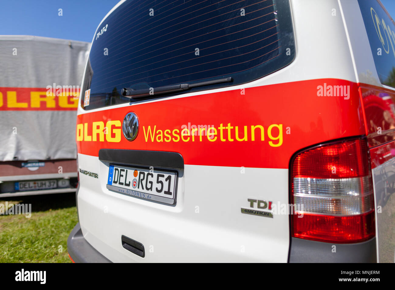 Delmenhorst/Deutschland - Mai 6, 2018: Deutsche VW Volkswagen Transporter von DLRG Wasserrettung steht auf einer Wiese. DLRG Wasserrettung bedeutet Deutscher Leben Stockfoto