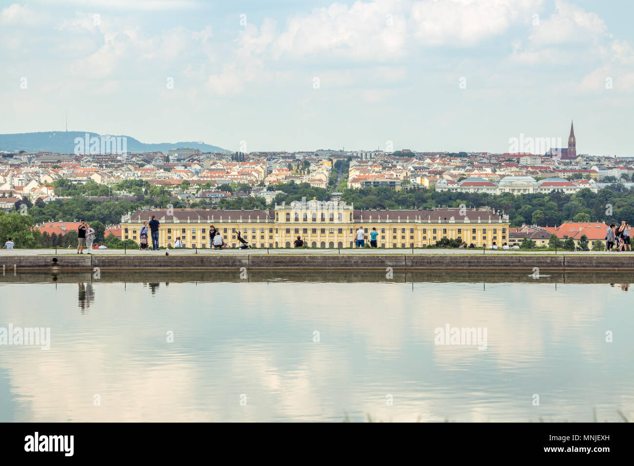 Wien Österreich. 10 2018, Schloss Schönbrunn Schloss Ansicht von der Gloriette bei niedrigen mit dem Teich spiegelt den Himmel gegen Stadtbild Stockfoto