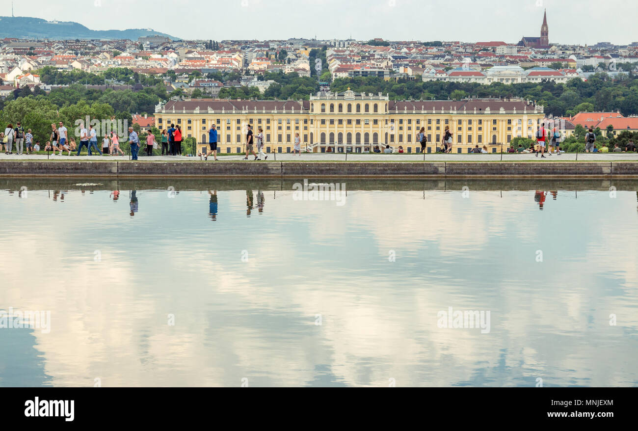 Wien Österreich. 10 2018, Schloss Schönbrunn Schloss Ansicht von der Gloriette bei niedrigen mit dem Teich spiegelt den Himmel gegen Stadtbild Stockfoto