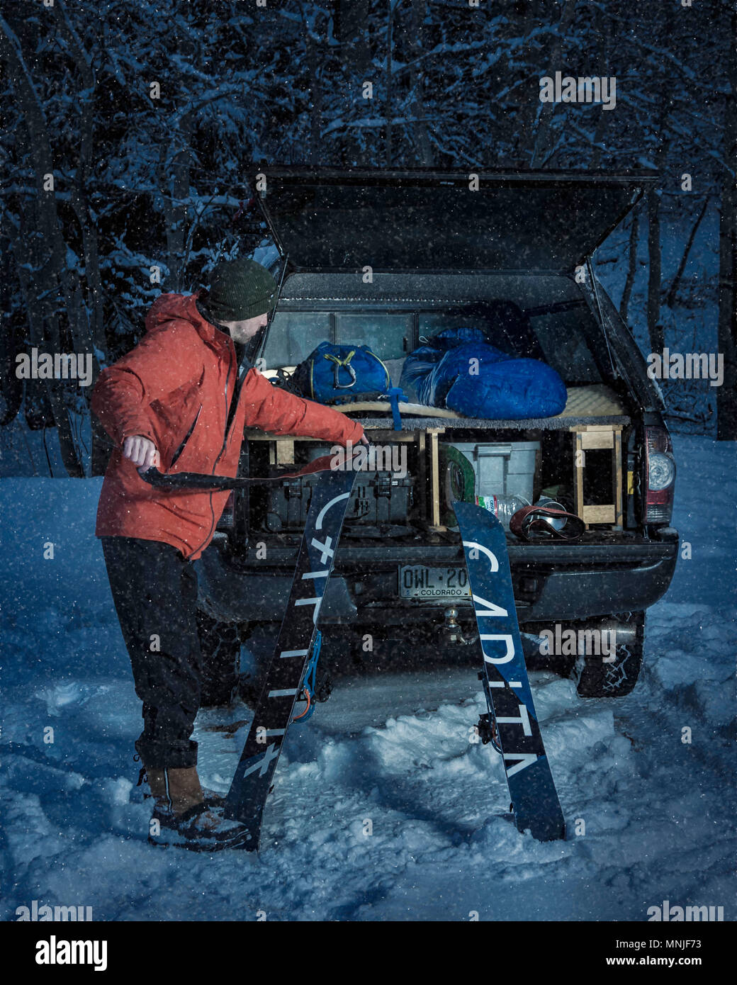 Anzeigen von Anhängen splitboarder Skins zu splitboard vor der Tour Stockfoto