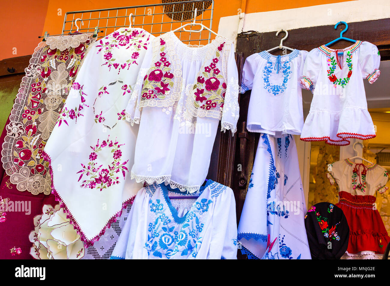 Schönes helles ethnischen Shirts und Tischdecken mit traditionellen ungarischen Stickerei in einem Geschäft Stockfoto