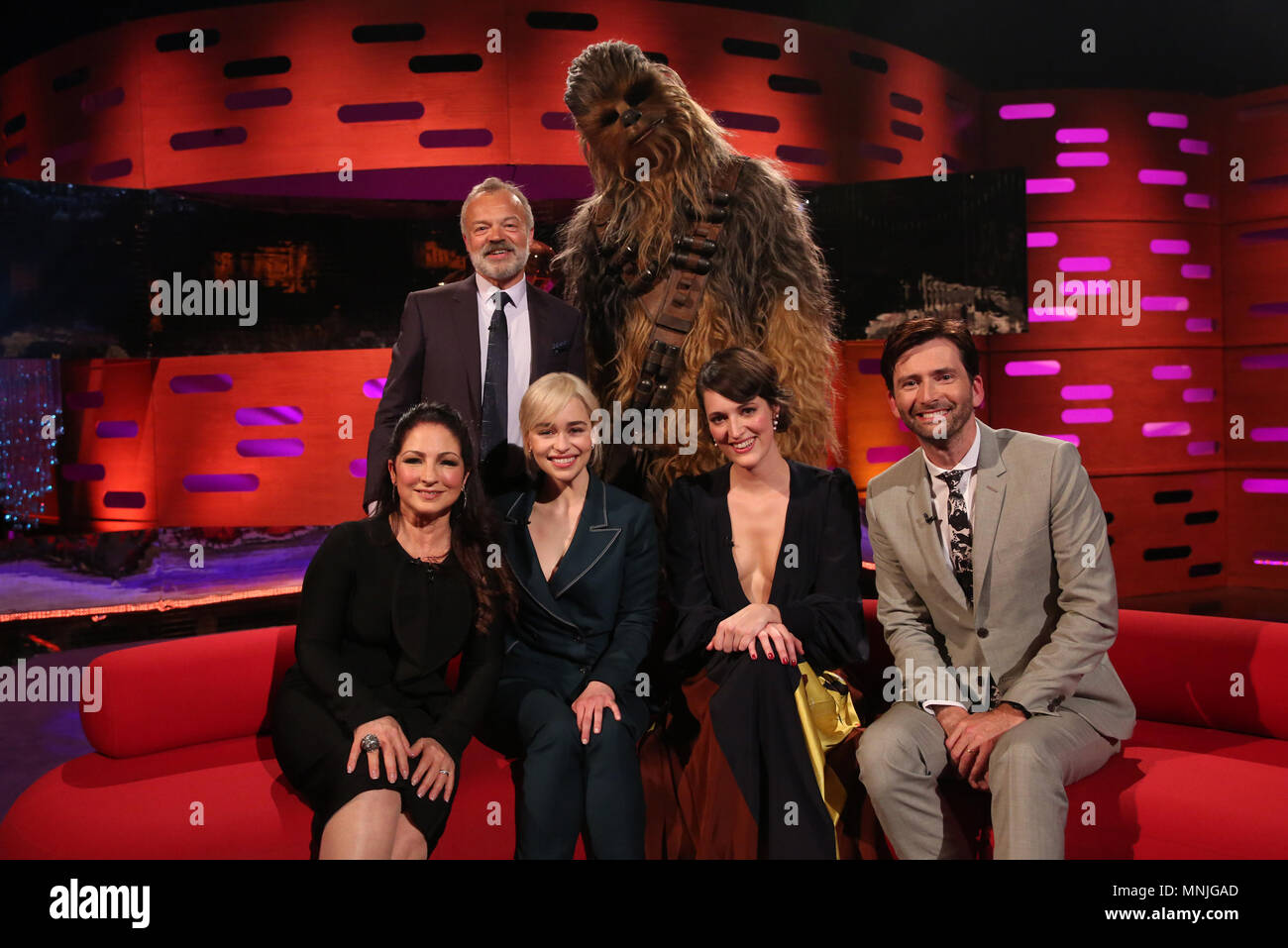 (Hintere Reihe) Star Wars Chewbacca und host Graham Norton mit (sitzend von links nach rechts) Gloria Estefan, Emilia Clarke, Phoebe Waller-Bridge, und David Tennant während der Dreharbeiten für die Graham Norton Show auf BBC Studioworks in London, auf BBC One am Freitag ausgestrahlt werden. PRESS ASSOCIATION. Bild Datum: Donnerstag, Mai 17, 2018. Photo Credit: PA Bilder im Namen von So TV Stockfoto