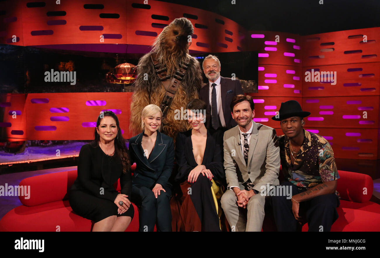 (Hintere Reihe) Star Wars Chewbacca und host Graham Norton mit (sitzend von links nach rechts) Gloria Estefan, Emilia Clarke, Phoebe Waller-Bridge, David Tennant und Leon Brücken während der Dreharbeiten für die Graham Norton Show auf BBC Studioworks in London, auf BBC One am Freitag ausgestrahlt werden. PRESS ASSOCIATION. Bild Datum: Donnerstag, Mai 17, 2018. Photo Credit: PA Bilder im Namen von So TV Stockfoto