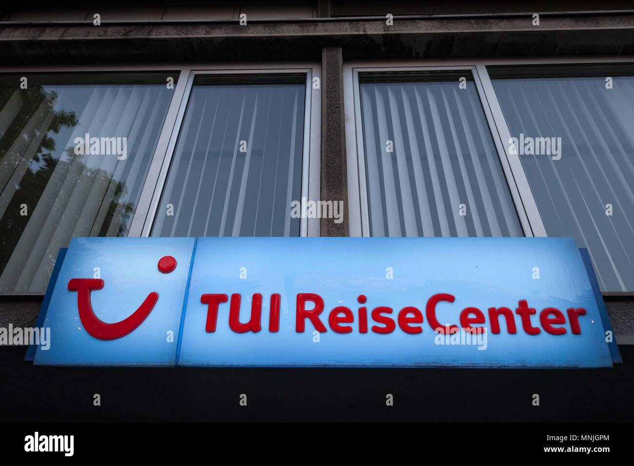 Belgrad, SERBIEN - 21. APRIL 2018: Logo der TUI auf Ihren lokalen Reisecenter (Travel Center). TUI Group, oder der Touristik Union International ist ein Reise- und Stockfoto