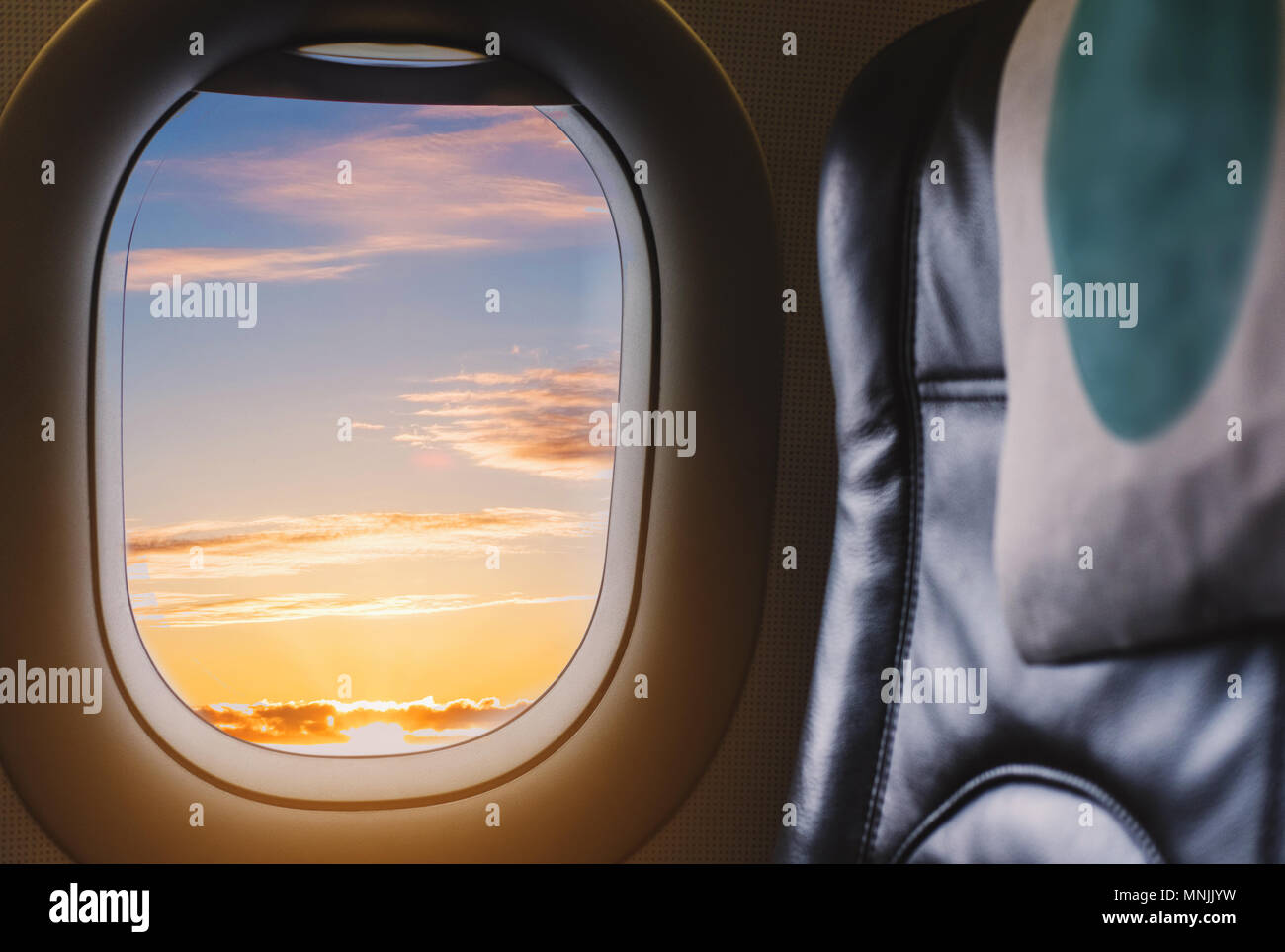Reisen mit dem Flugzeug, Flugzeug Fenster genießen Sie einen wunderschönen Sonnenaufgang vom Luftbild Stockfoto