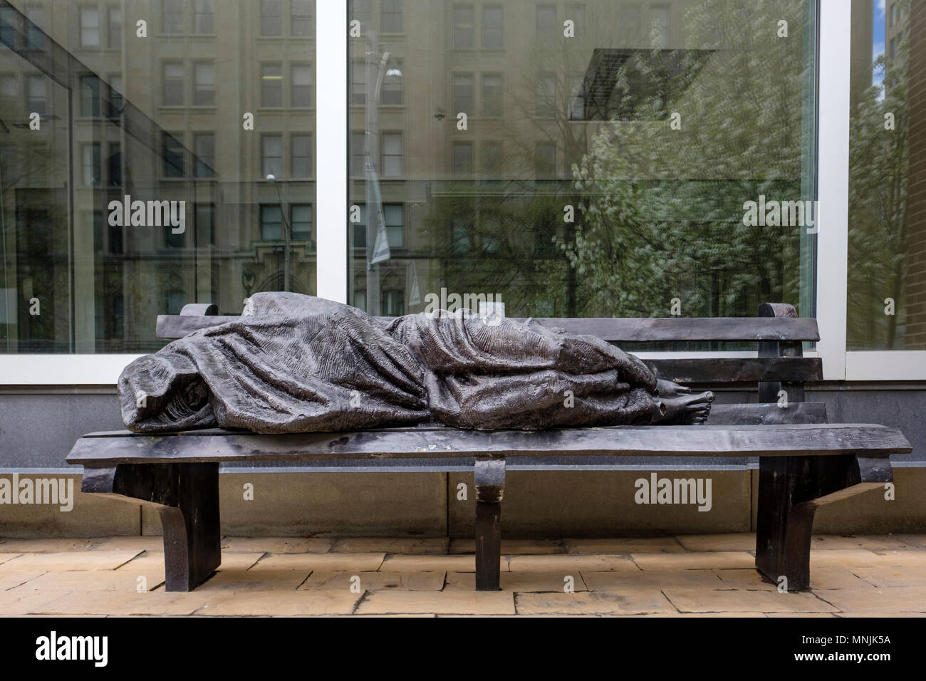 Obdachlose Jesus oder Jesus, den Obdachlosen Statue, von der kanadischen Künstler Timothy Schmaltz, Regis College der Universität Toronto, Ontario, Kanada Stockfoto