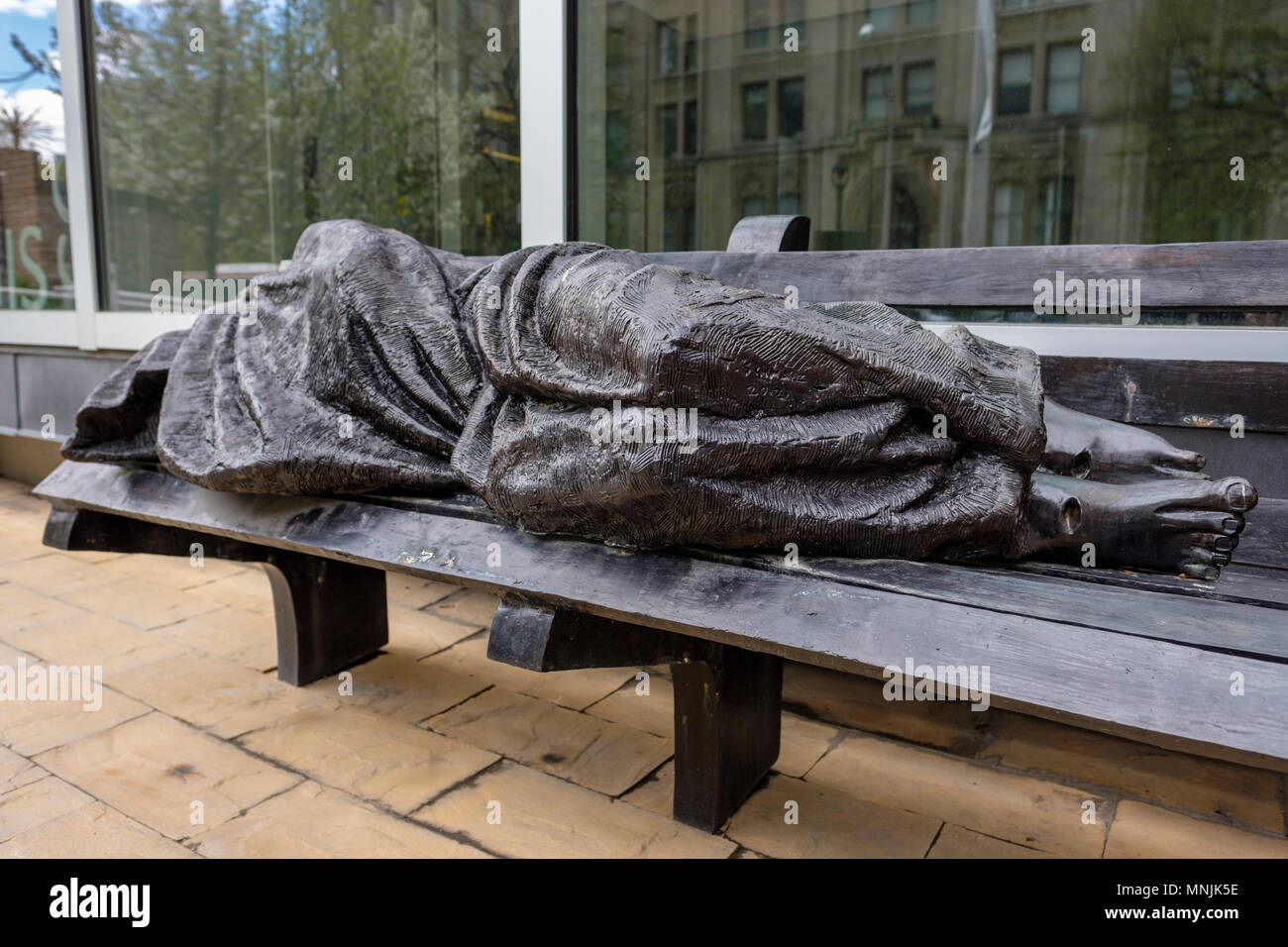 Obdachlose Jesus oder Jesus, den Obdachlosen Statue, von der kanadischen Künstler Timothy Schmaltz, Regis College der Universität Toronto, Ontario, Kanada Stockfoto