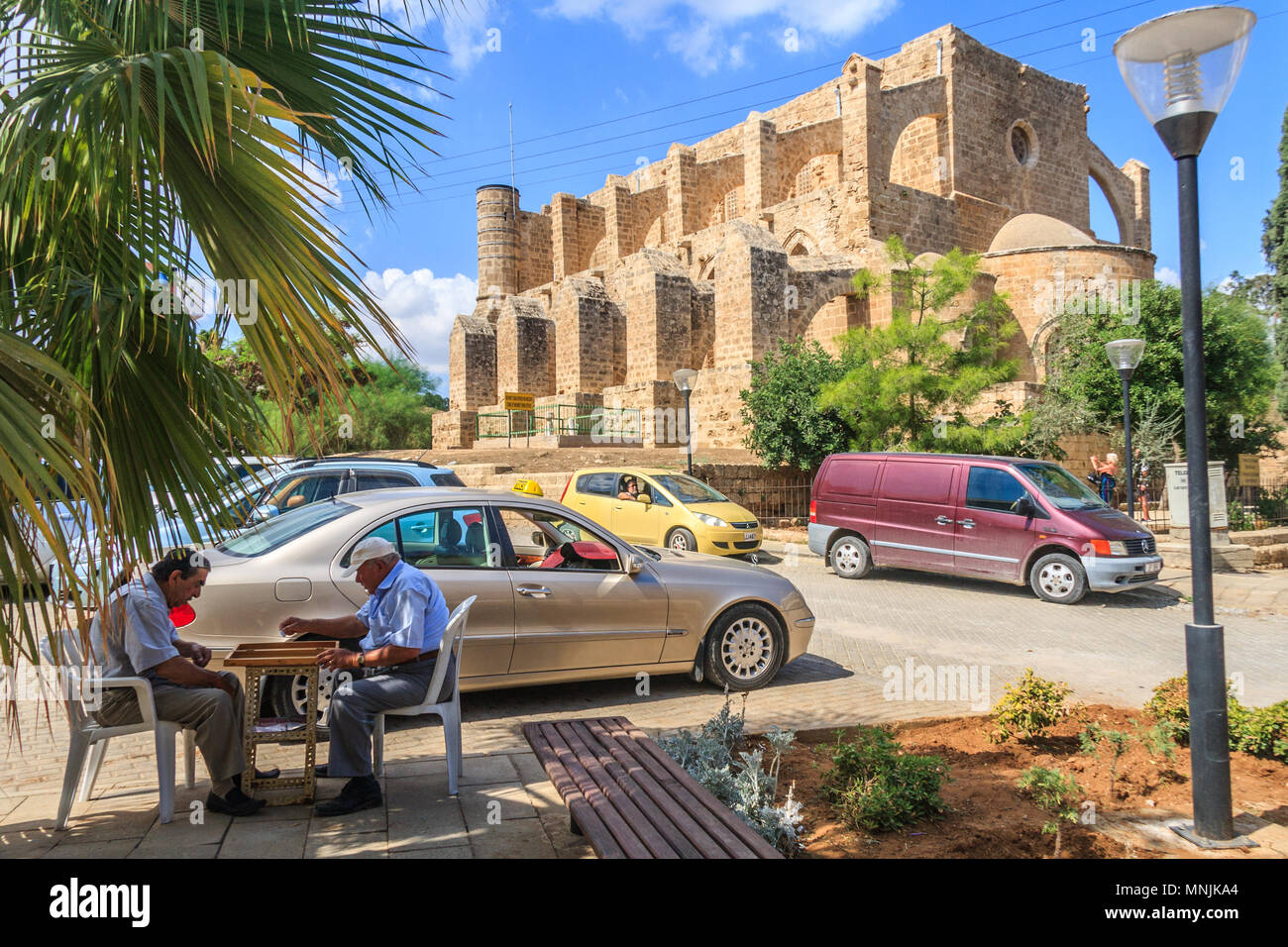 Männer spielen ein Spiel außerhalb Lala Mustafa Pasa Moschee (ehemals St. Nikolaus Kathedrale), Famagusta, Zypern Stockfoto