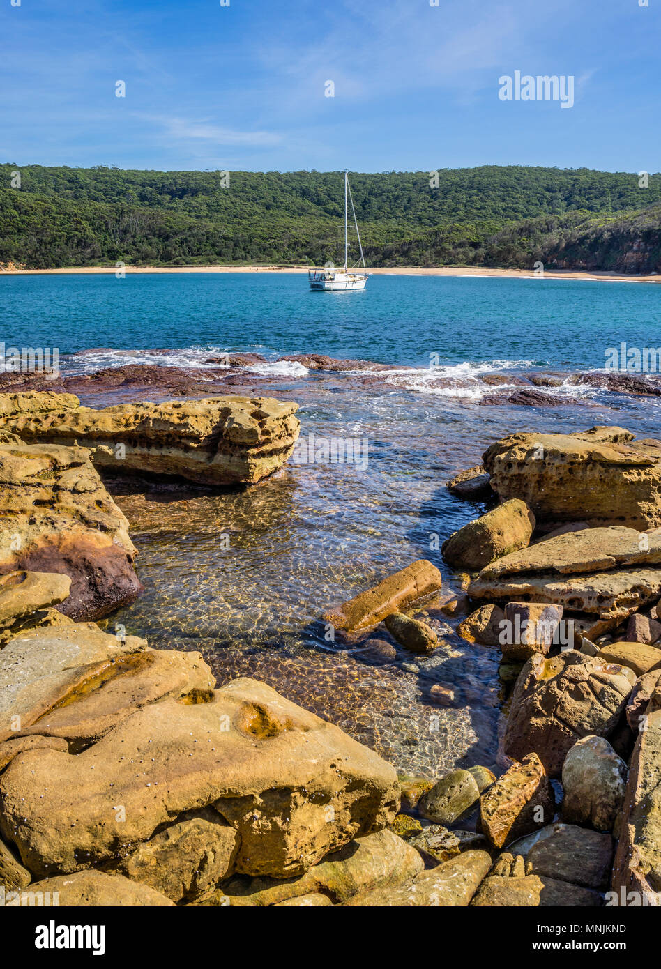 Einsame Yacht in Maitland Bay, Bouddi National Park, Central Coast, New South Wales, Australien günstig Stockfoto