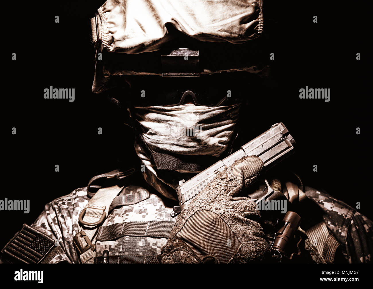 Portrait von Commando mit der Pistole in der Hand Stockfotografie Alamy