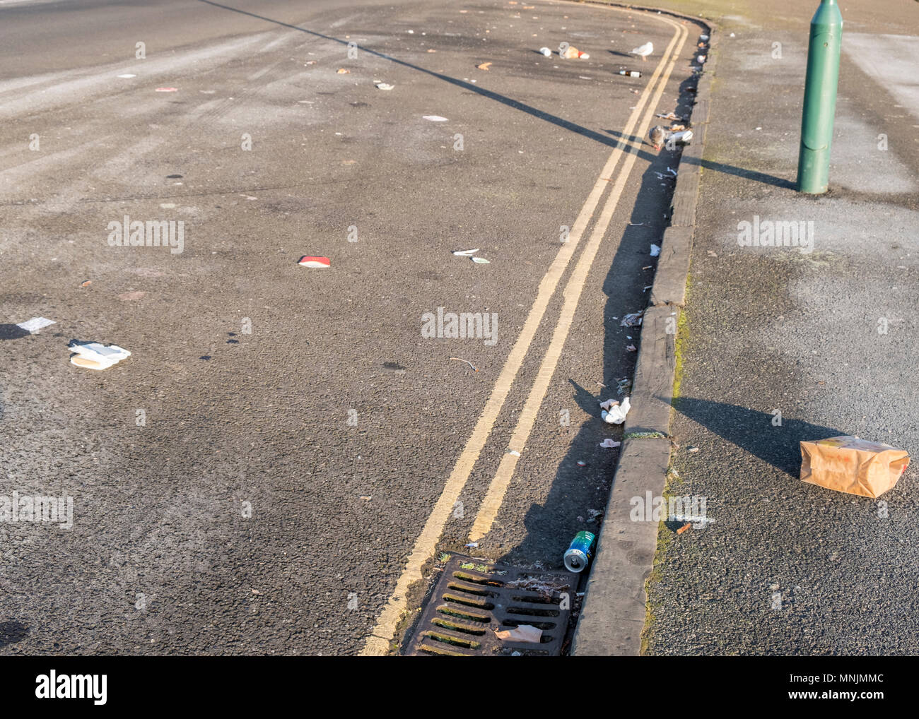 Wurf am Straßenrand. Essen und Getränke Behältern und anderen Müll nach links auf eine Straße, Nottingham, England, Großbritannien Stockfoto