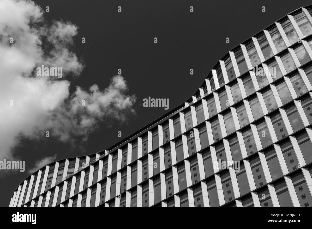 Schwarz-weiß-Bild zu einem geschwungenen Dach einer modernen Stadt Gebäude in London. Stockfoto