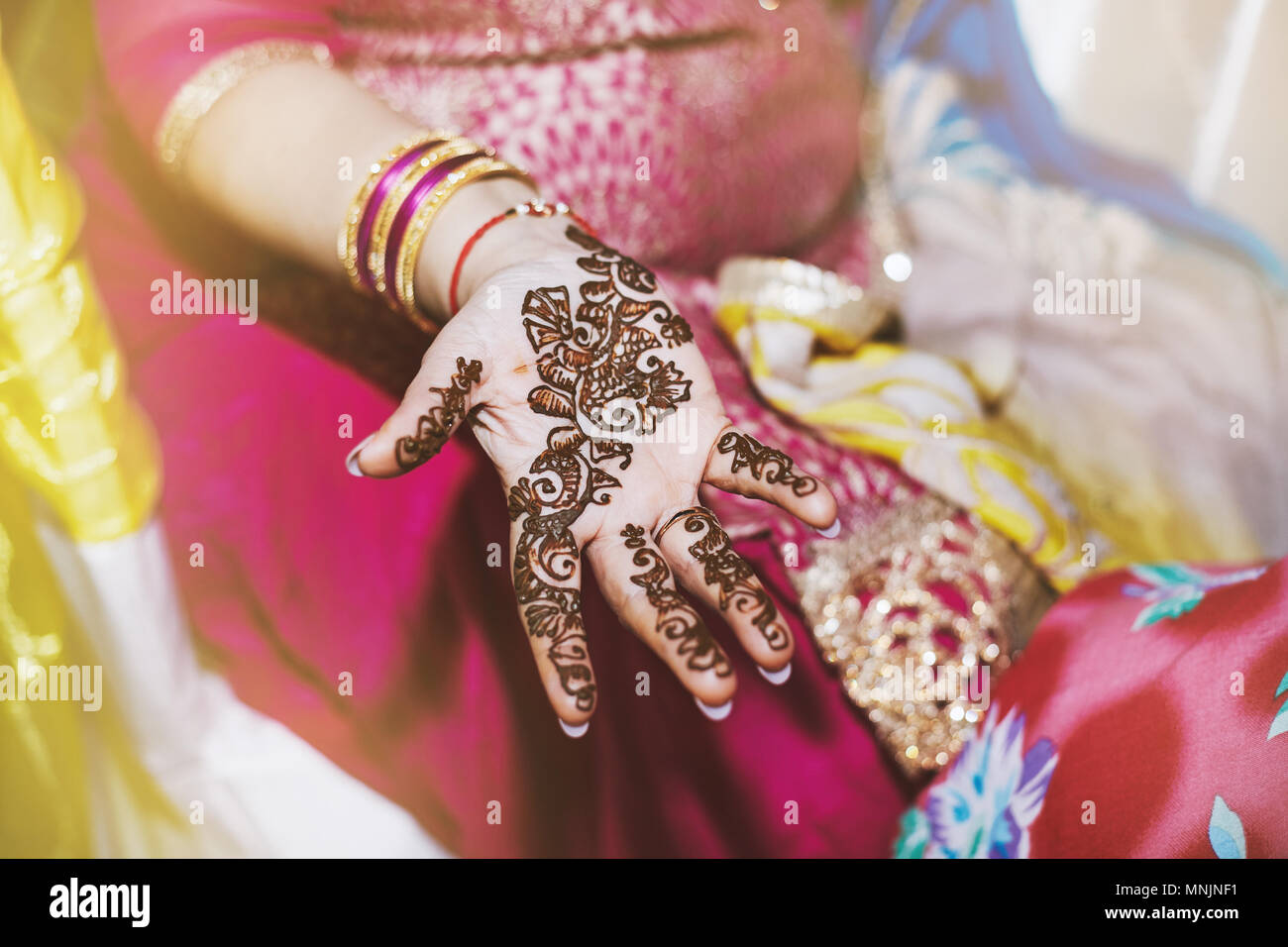 Die Nahaufnahme der indischen Frauen hand bemalt mit schönen Mehndi (Henna) während indische Hochzeit Stockfoto