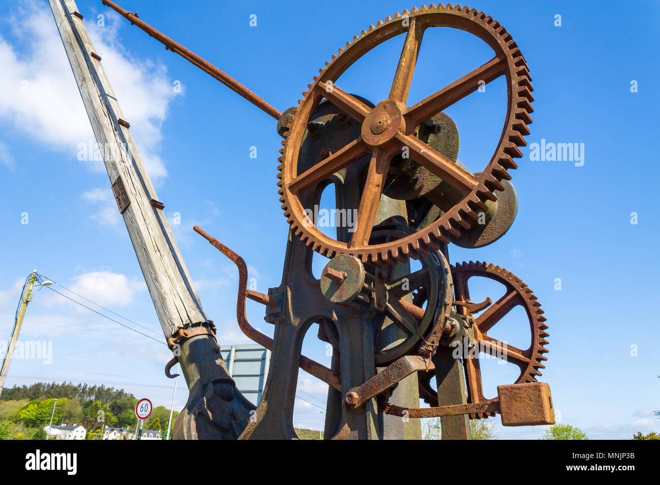Gusseisen Kran mit Holz- Jib oder Ausleger, die die ursprüngliche Hand gedreht Gusseisen Getriebe, Zahnräder, Zahnrad, Zahnräder und Antriebswelle. Stockfoto