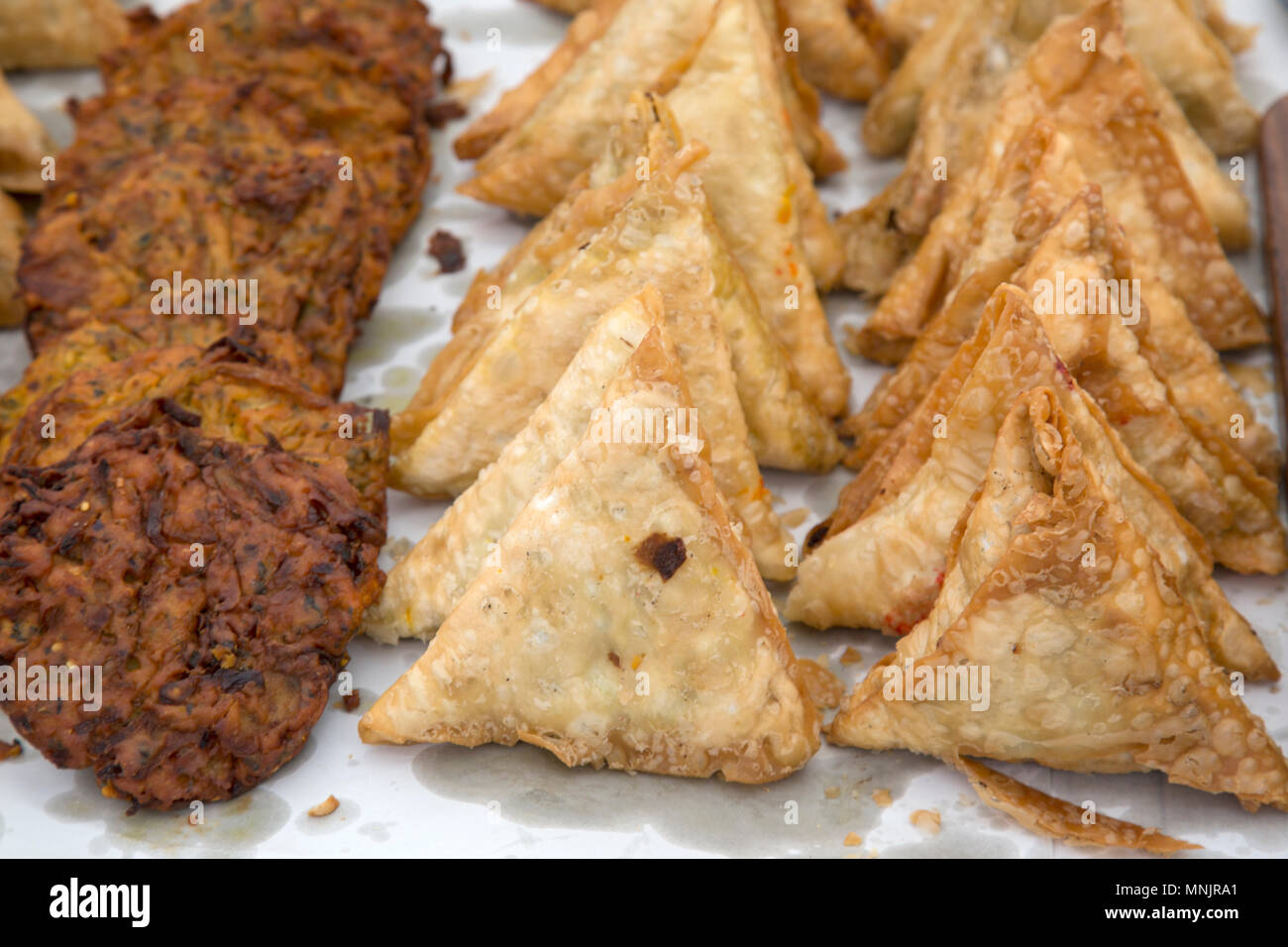 Indische Samosas am Marktstand Stockfoto