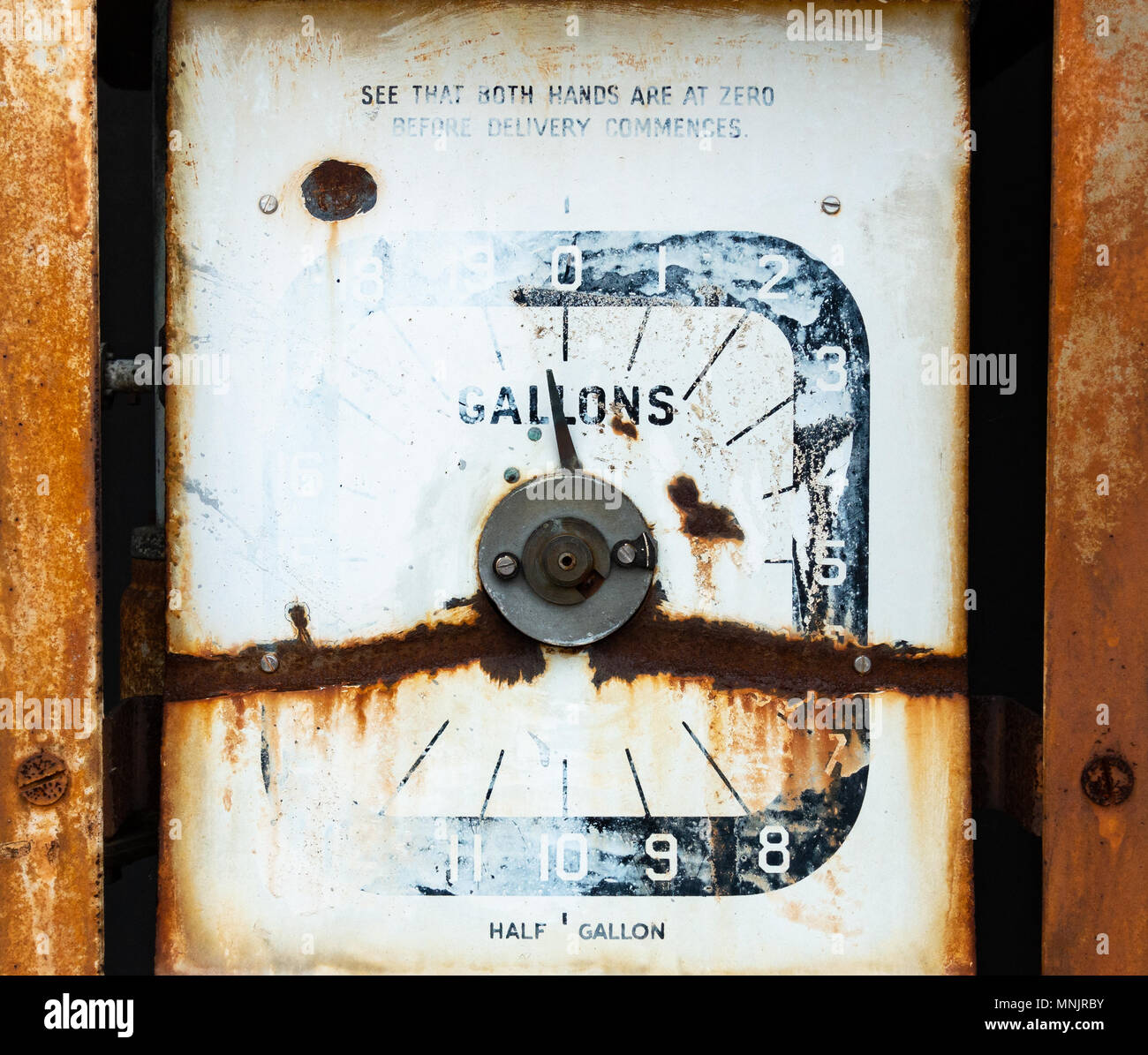 Alte und rostige Benzin pumpe mit Gallonen auf dem Display. Stockfoto