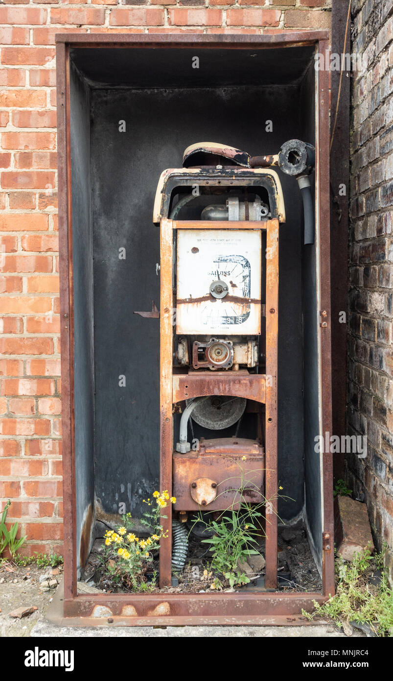 Alte und rostige Benzin pumpe mit Gallonen auf dem Display. Stockfoto