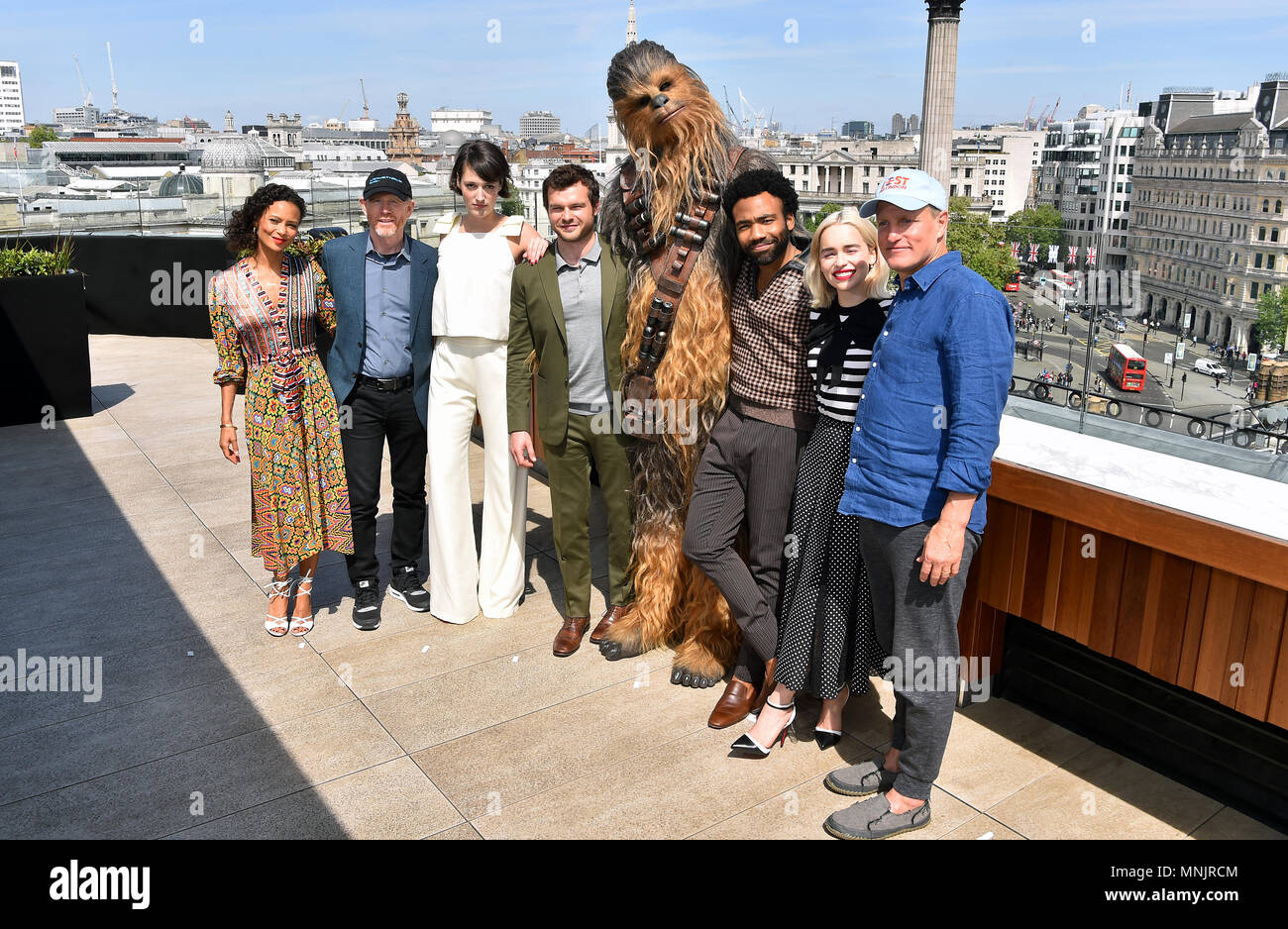 Star Wars Cast und Crew (von links nach rechts) Thandie Newton, Ron Howard, Phoebe Waller-Bridge, Alden Ehrenreich, Chewbacca, Donald Glover, Emilia Clarke und Woody Harrelson Teilnahme am Fotoshooting für Solo: ein Star Wars Geschichte Am Trafalgar St. James, London. Stockfoto