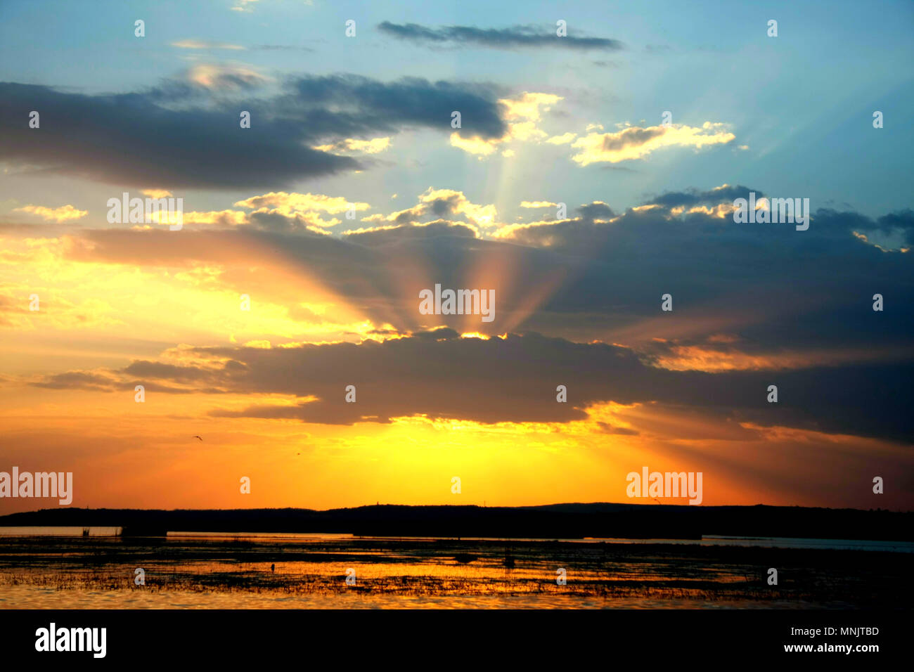 Oberlichter mit einer großen Wolke, was aussieht wie eine Herrlichkeit und die Sonnenstrahlen. Sehr einzigartigen und wunderschönen Moment, während die Sonne untergeht Wunder Stockfoto