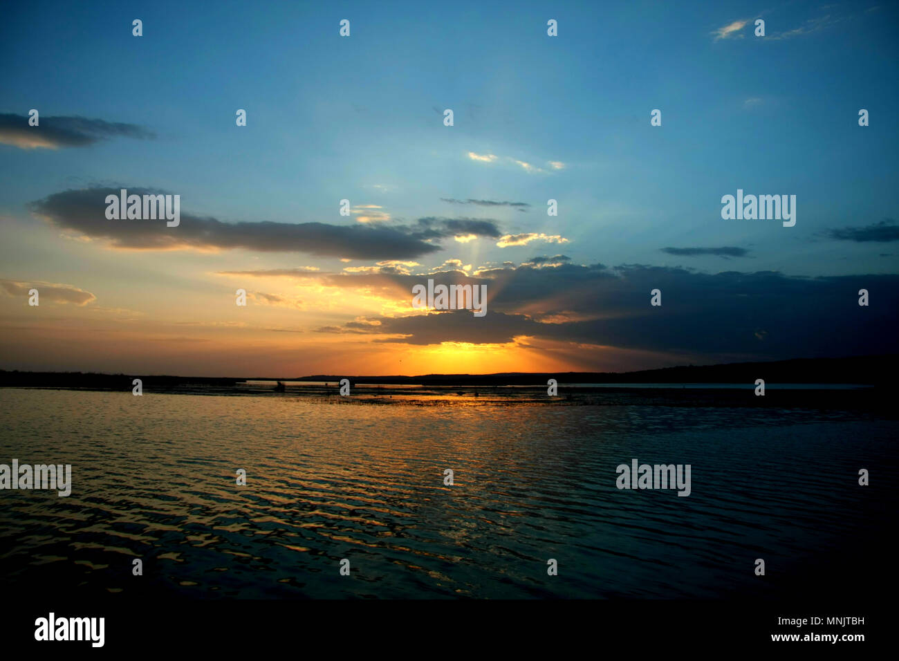 Oberlichter mit einer großen Wolke, was aussieht wie eine Herrlichkeit und die Sonnenstrahlen. Sehr einzigartigen und wunderschönen Moment, während die Sonne untergeht Wunder Stockfoto