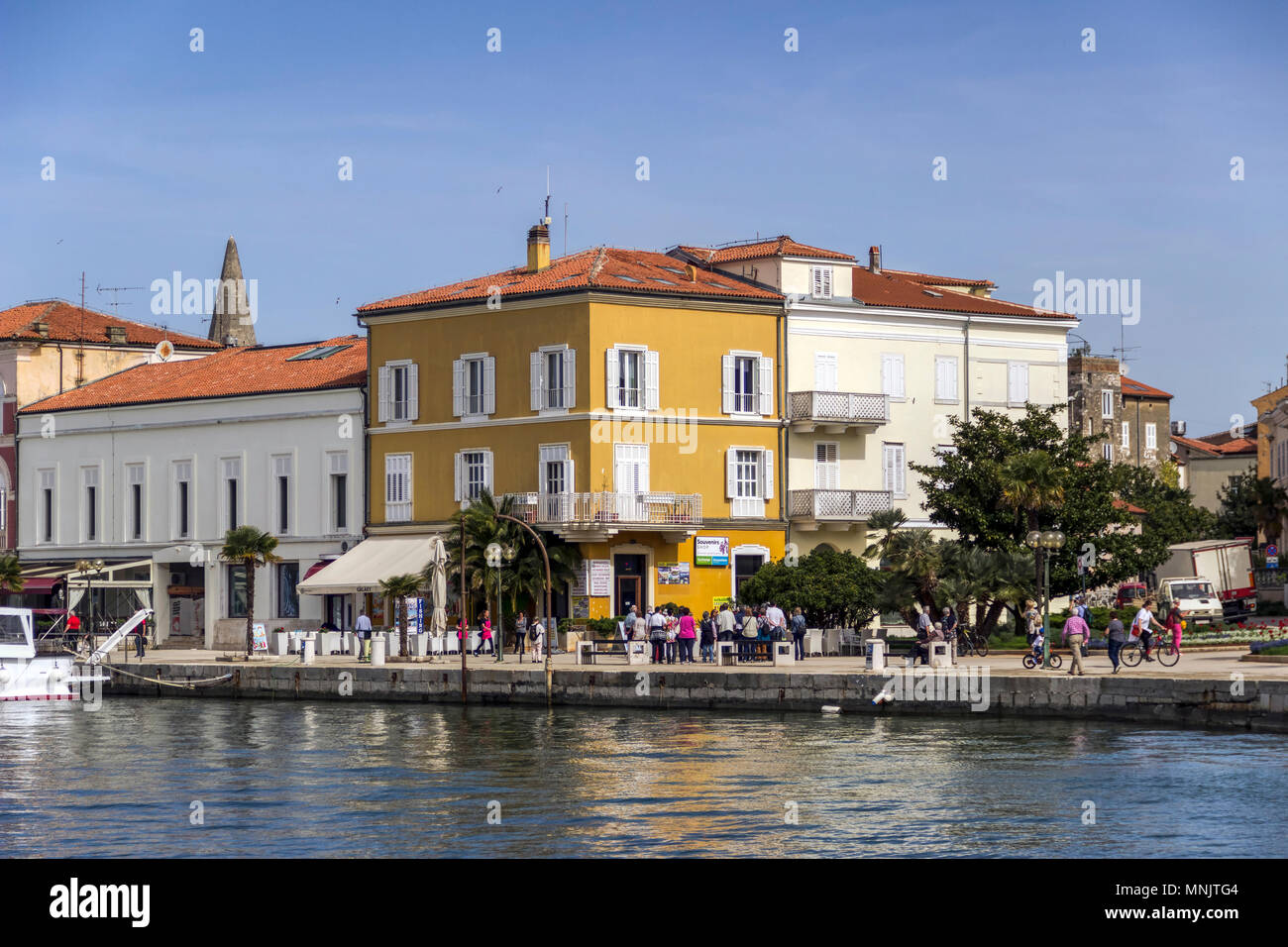 Porec, Istrien, Kroatien, April 2018 - Ein Blick vom Meer der Uferpromenade voller Touristen und Einheimischen Stockfoto