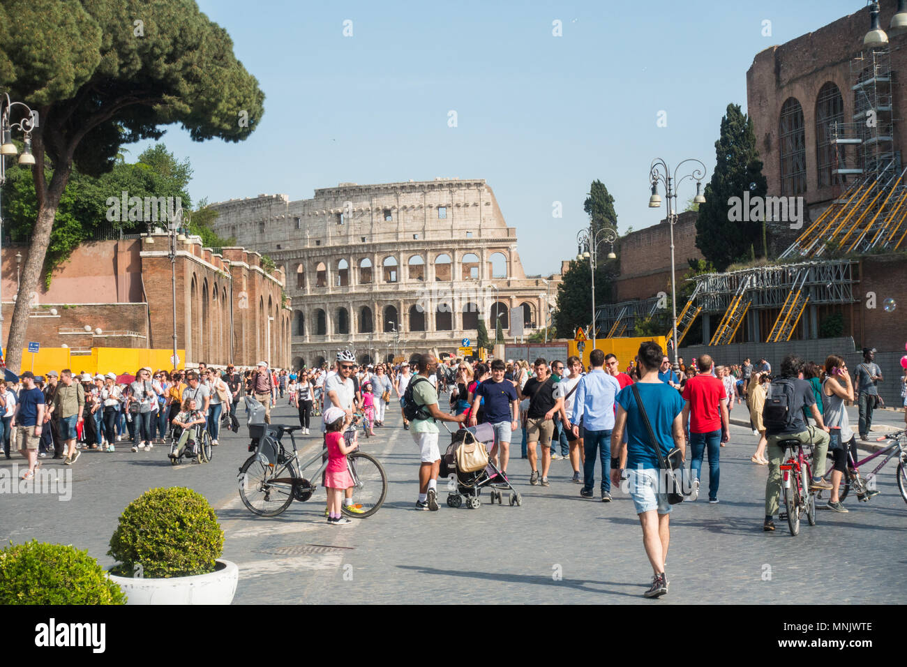 Rom Italien die Menschen genießen einen sonnigen Tag neben dem Kolosseum in der Via dei Fori Imperiali Stockfoto
