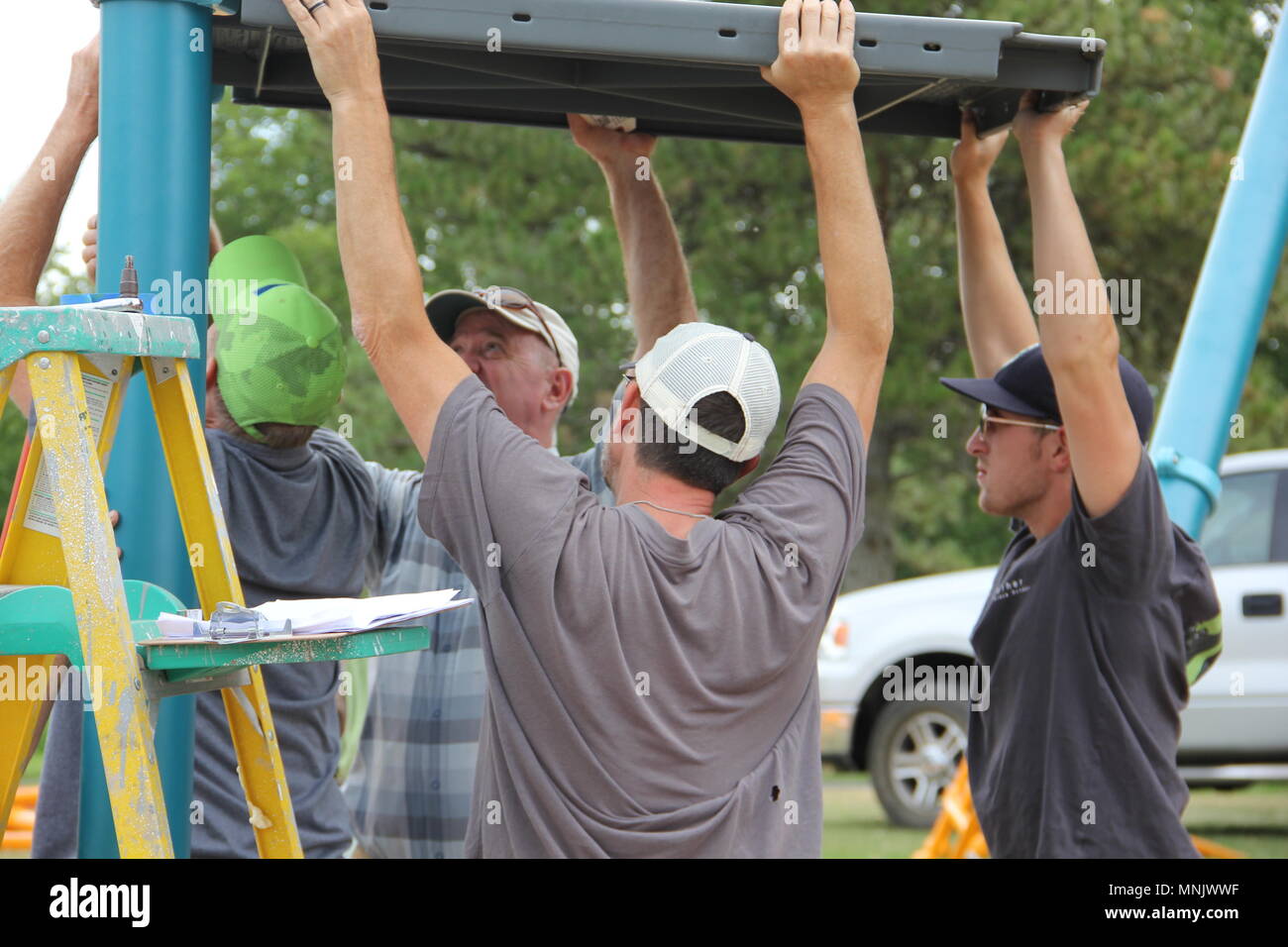 Yakima, Washington/USA - 25. Juli 2015: Rotary Club Mitglieder beteiligen sich gemeinsam einen Spielplatz für die Kinder der Stadt zu bauen. Stockfoto