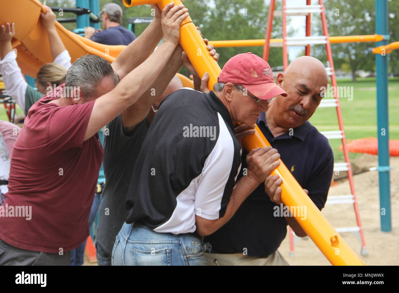 Yakima, Washington/USA - 25. Juli 2015: Rotary Club Mitglieder beteiligen sich gemeinsam einen Spielplatz für die Kinder der Stadt zu bauen. Stockfoto
